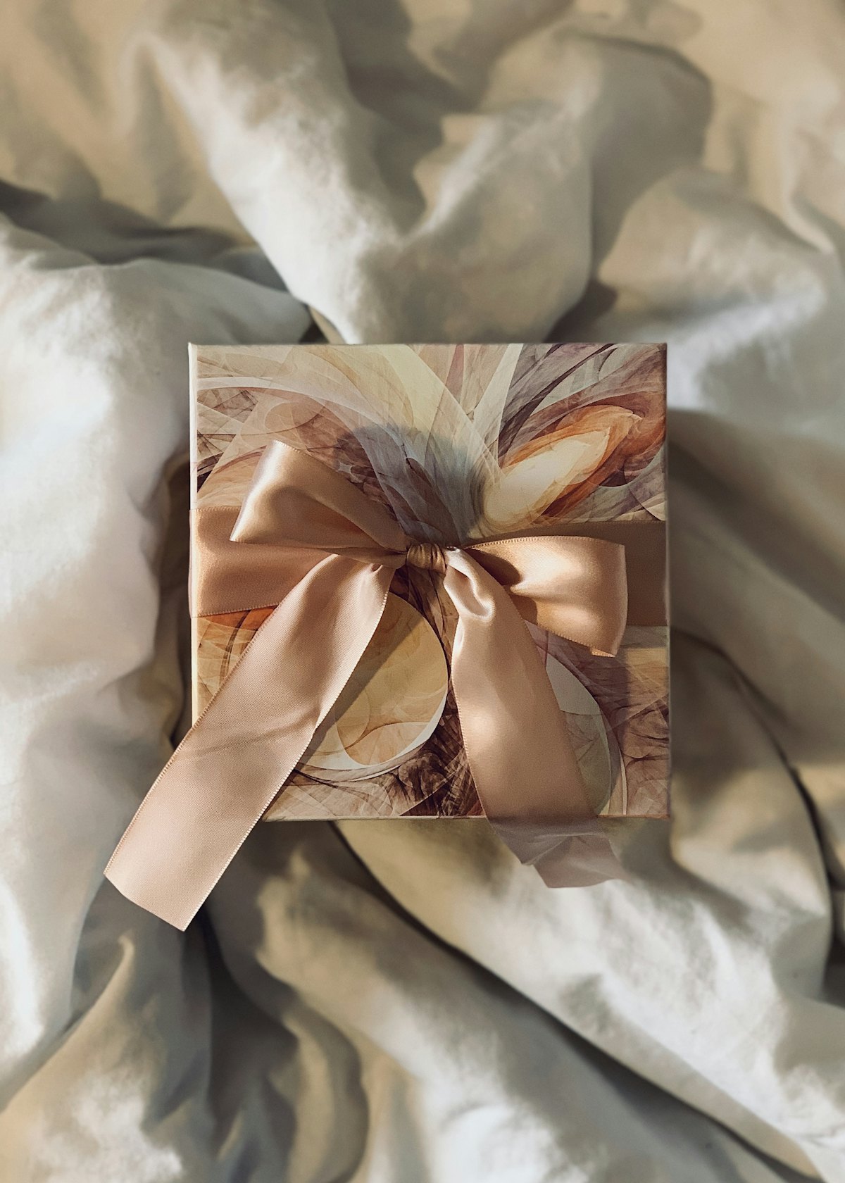Paquet cadeau en papier kraft avec un ruban