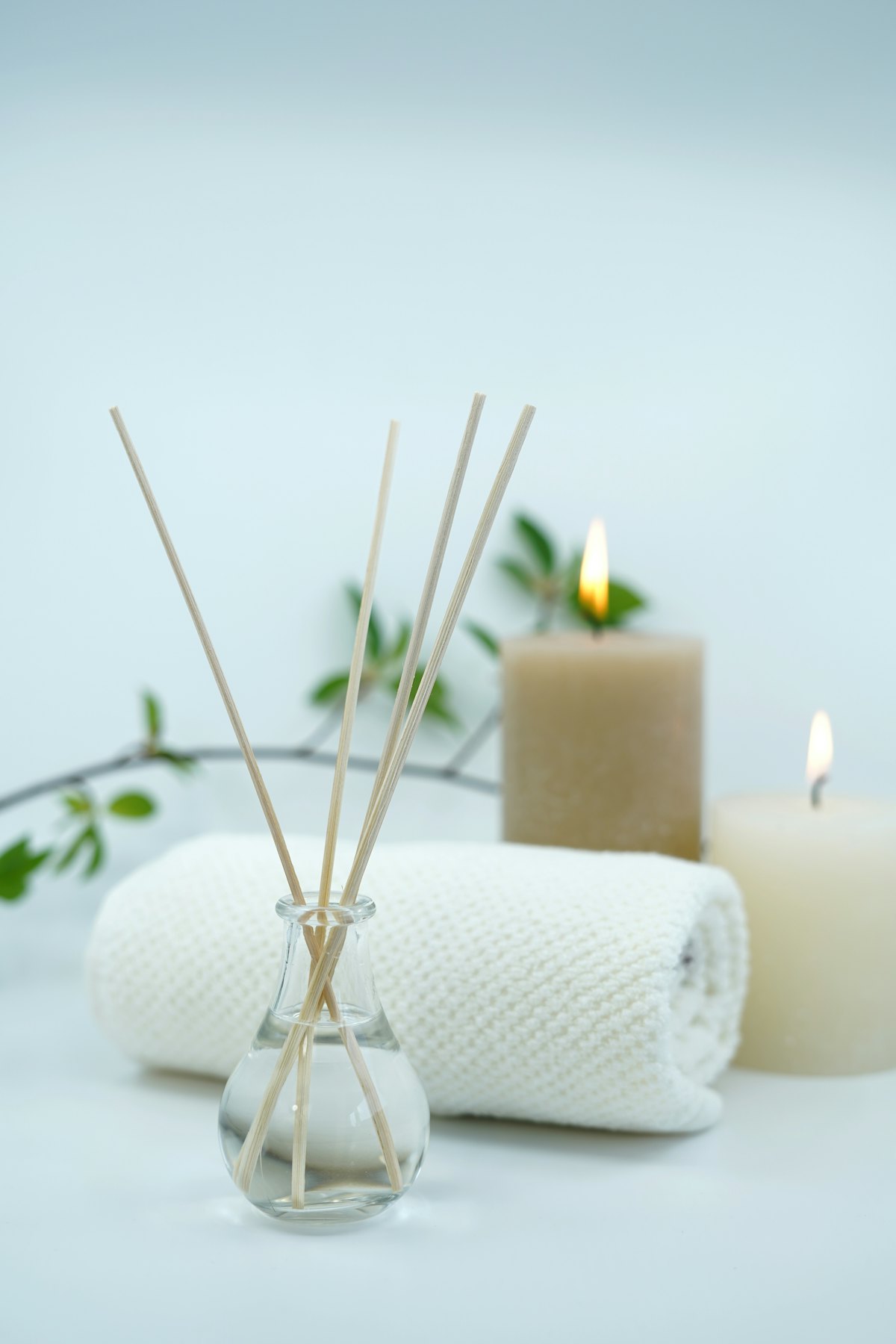 Bougies, diffuseur à bâtonnets et serviette roulée