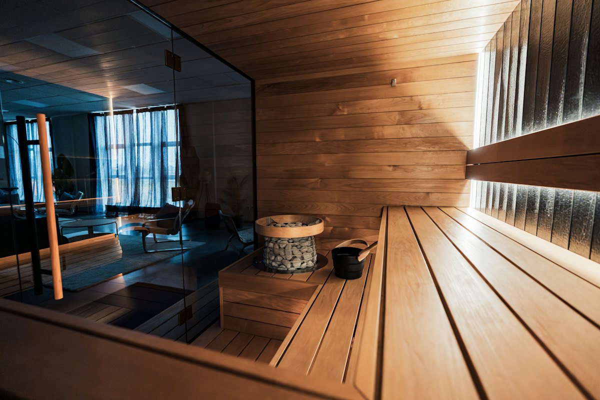 Sauna en bois clair d'un espace bien-être
